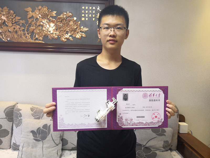 河北新闻网报道：他，从不上课外班， 进清华凭借勤与思